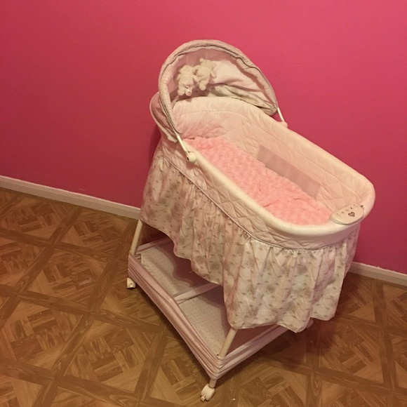 Baby girl clothes/ bassinet - Picture 3 of 3